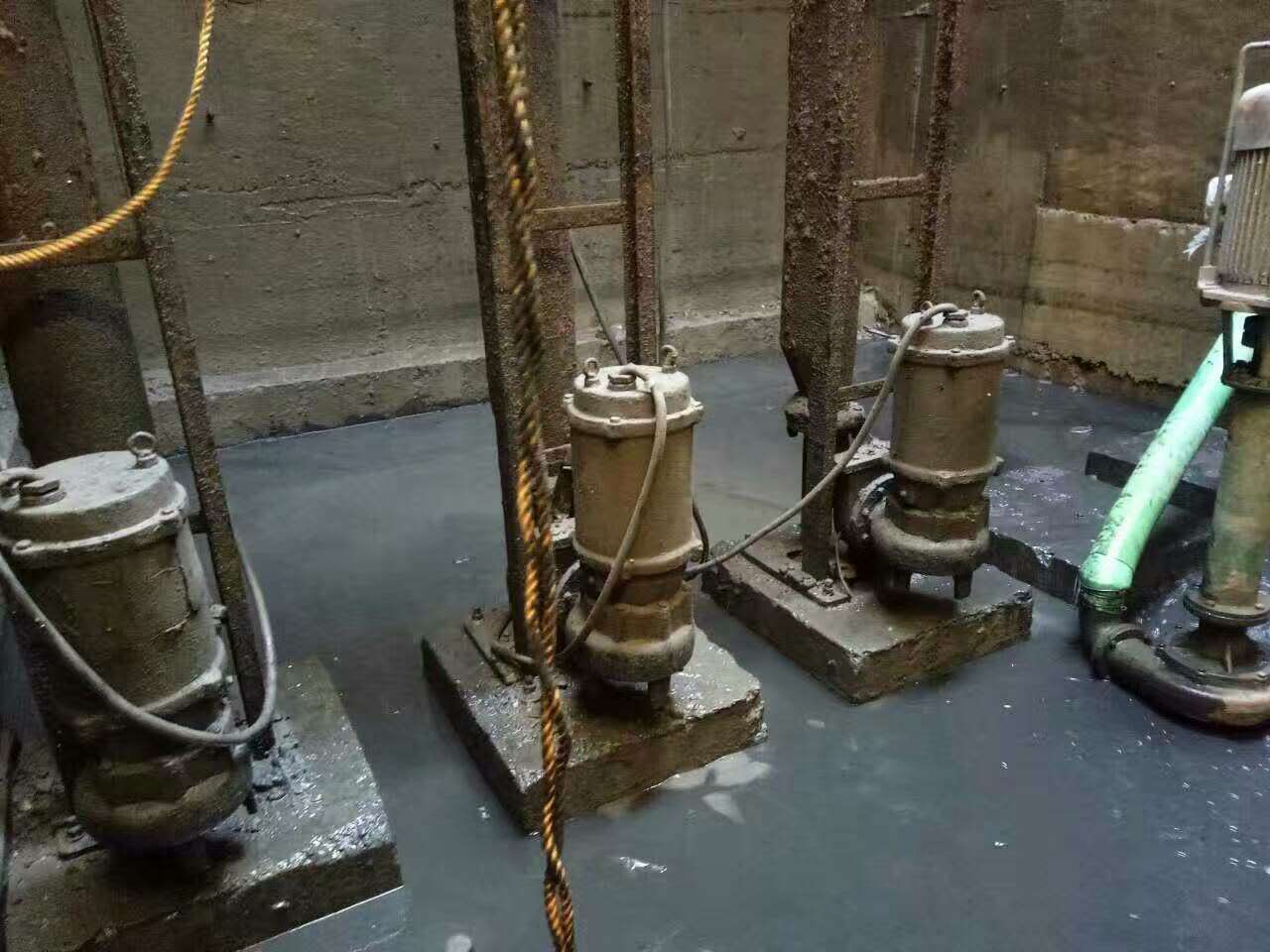 伊川污水池清理